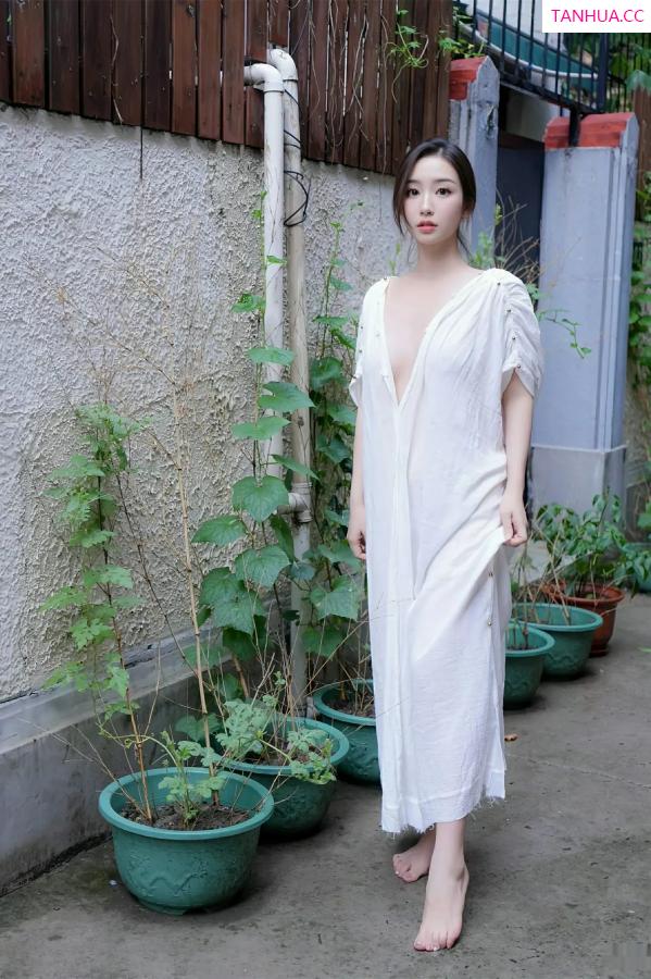   [XiuRen]高清写真图 2025.07.31 No.10603 楠芝 白色长袍第12张图片